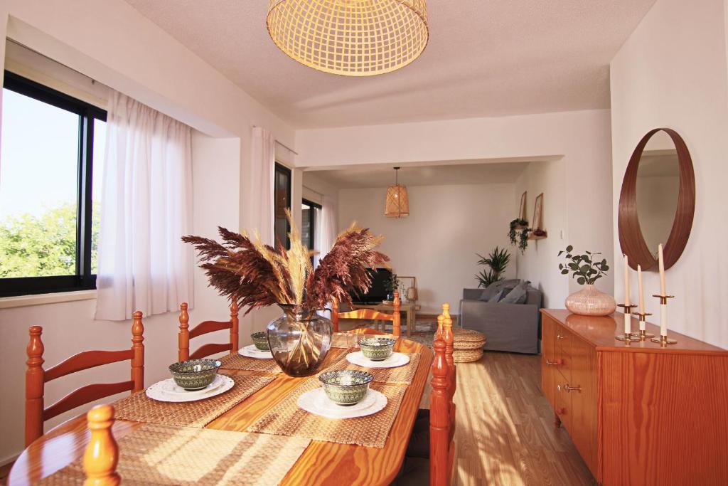 sala de estar con mesa de madera y comedor en Phaedrus Living Luxury Flat Protaras Sea View 9, en Protaras