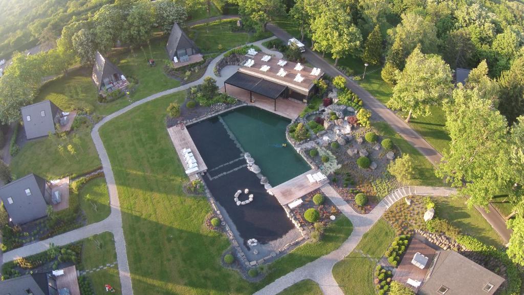 Letecký snímek ubytování Zen Garden Resort, Zánka