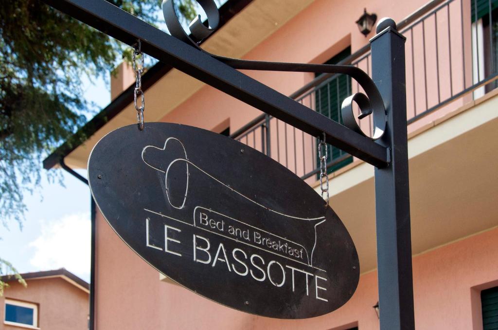 una señal para un restaurante colgando frente a un edificio en Le Bassotte b&b en Perugia