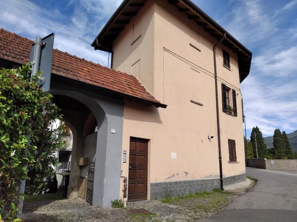 ein Gebäude mit einer braunen Tür und einer Straße in der Unterkunft C'era una volta Verbania in Intra
