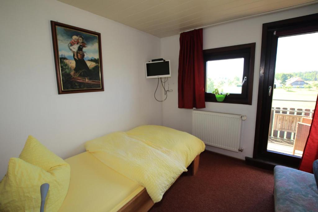 Postel nebo postele na pokoji v ubytování Hotel-Pension- Vesperstube Waldblick