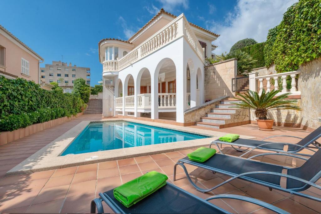 une villa avec une piscine et une maison dans l'établissement Villa Teulera, à Palma de Majorque