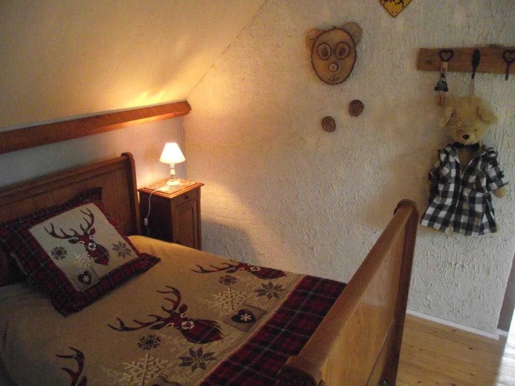Postel nebo postele na pokoji v ubytování chambre campagnarde du grès rouge de BEAUVAL