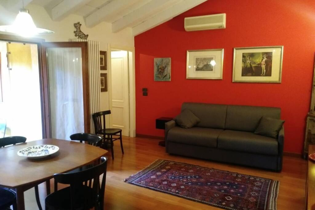 - un salon avec un canapé et une table dans l'établissement GECKO'S BALCONY, à Vérone