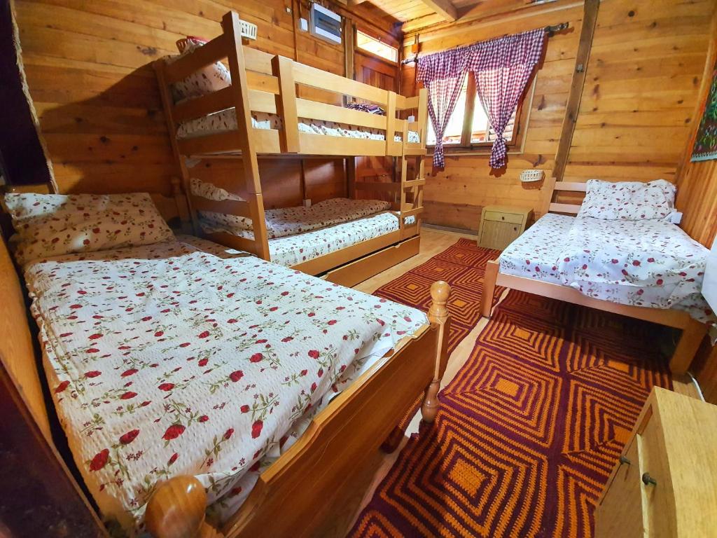 Postel nebo postele na pokoji v ubytování Log cabin Uvac (Vikendica Saponjic)