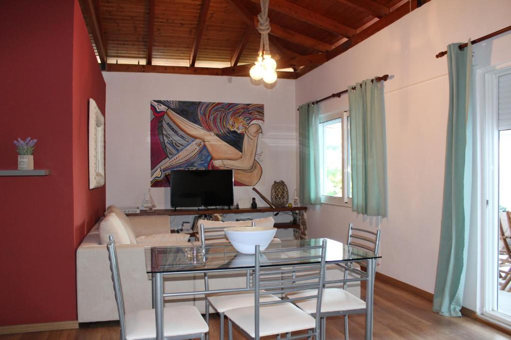 ein Wohnzimmer mit einem Tisch und einem Sofa in der Unterkunft Carolina Apartments Crete in Agia Pelagia