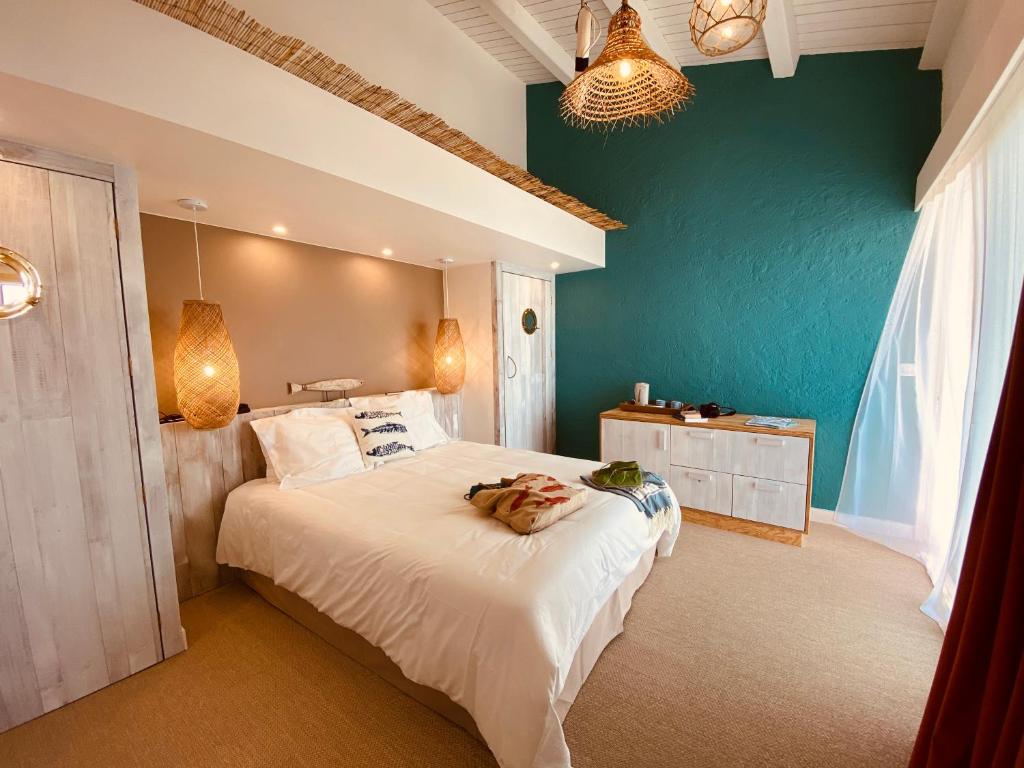 Postel nebo postele na pokoji v ubytování Hôtel Île de Lumière