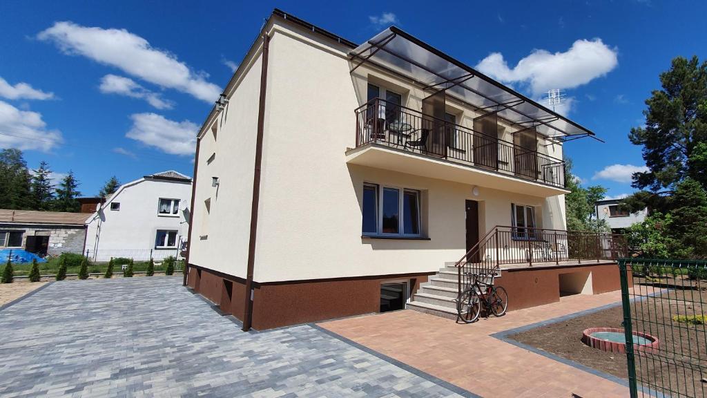 una casa con un balcón en el lateral. en DoTleń Villa, en Tleń