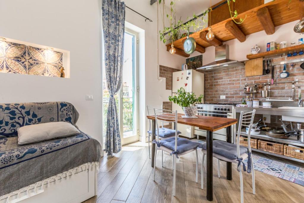 A kitchen or kitchenette at Gò Gò House 2 Casa Aprile