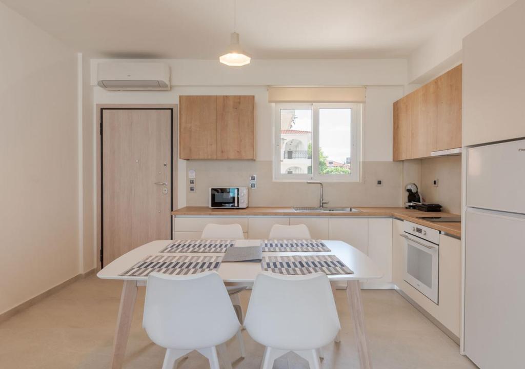 Dapur atau dapur kecil di COSTA VASIA Seaside Suites and Apartments