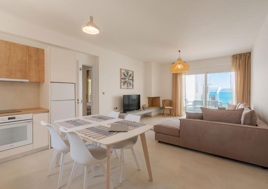 Dapur atau dapur kecil di COSTA VASIA Seaside Suites and Apartments