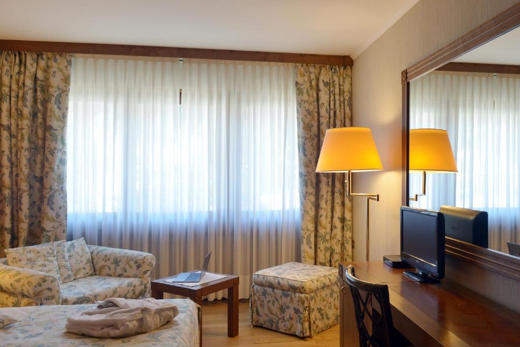 TV a/nebo společenská místnost v ubytování Savoia Palace Hotel