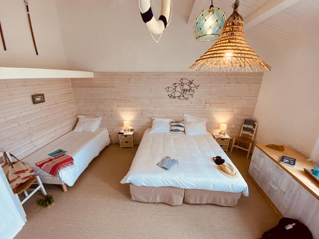 Postel nebo postele na pokoji v ubytování Hôtel Île de Lumière