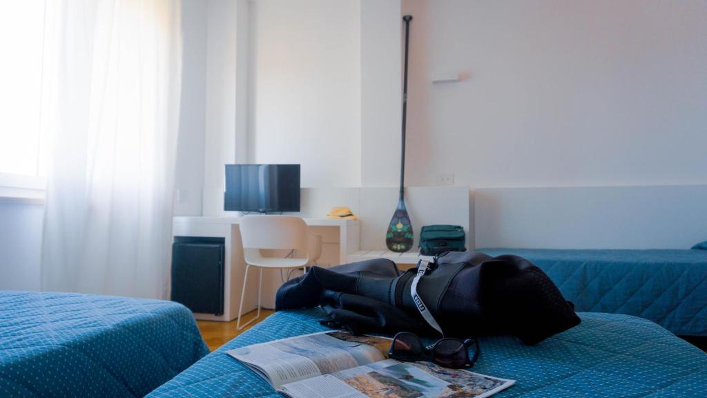 Televízia a/alebo spoločenská miestnosť v ubytovaní Hotel Mistral