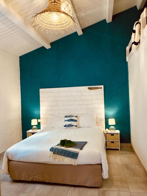 Postel nebo postele na pokoji v ubytování Hôtel Île de Lumière