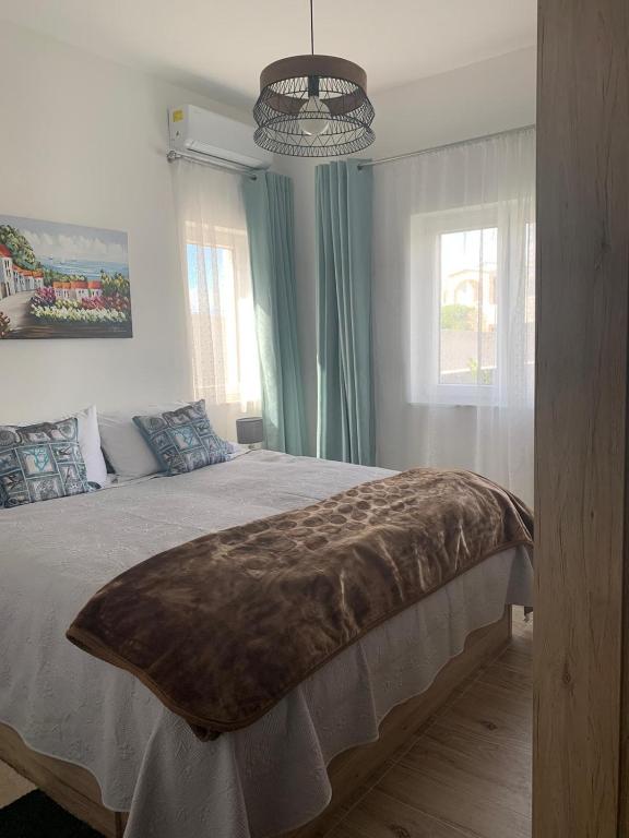 Łóżko lub łóżka w pokoju w obiekcie La Dolce Vita Apartment
