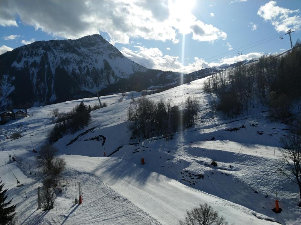 a snow covered slope with a mountain in the background at Corbier centre Vostok 32m2 balcon Sud vue pistes Classé Tourisme in Le Corbier