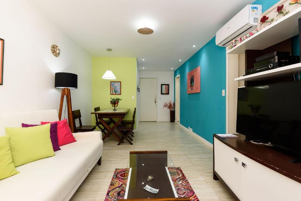 sala de estar con sofá blanco y TV de pantalla plana en Apartamento em Ipanema perto da praia | PM1441/206 en Río de Janeiro