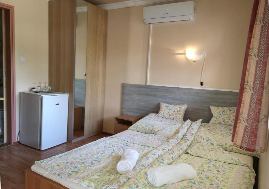 Łóżko lub łóżka w pokoju w obiekcie Vitorlás Apartmanház