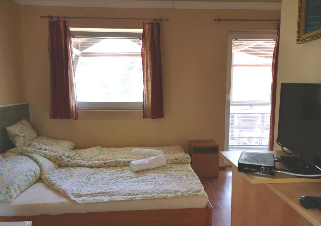 Telewizja i/lub zestaw kina domowego w obiekcie Vitorlás Apartmanház