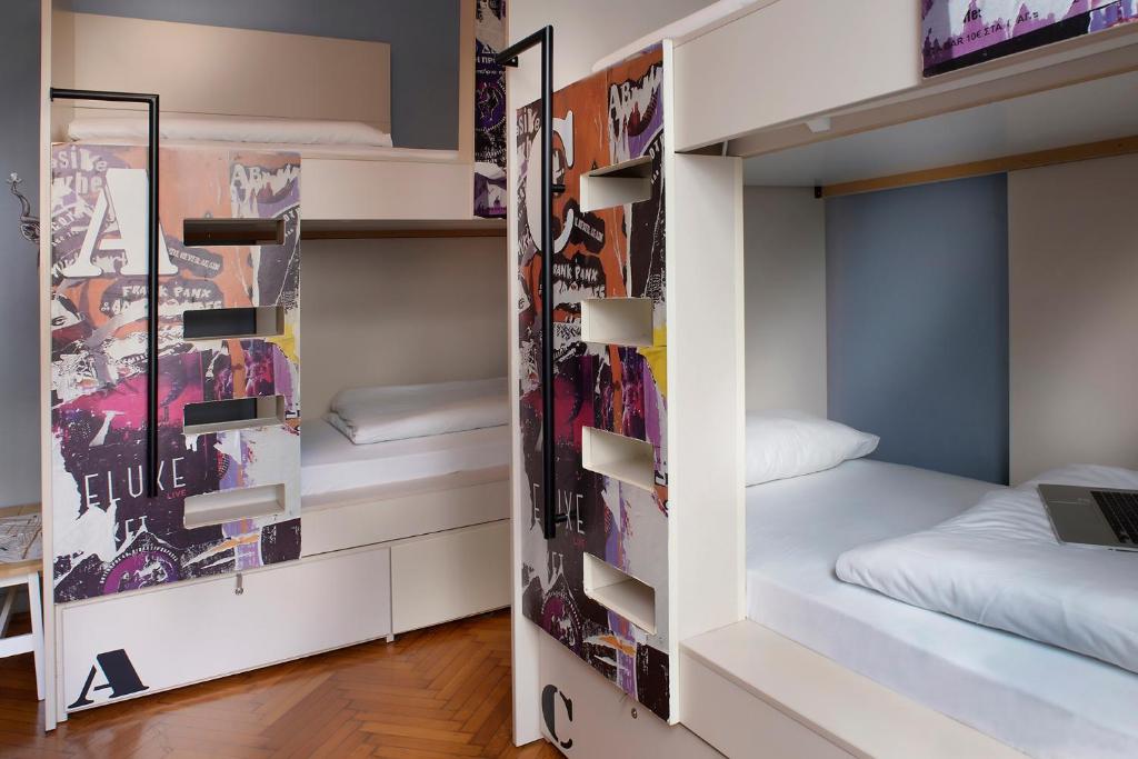 Posteľ alebo postele v izbe v ubytovaní Nubian Hostel