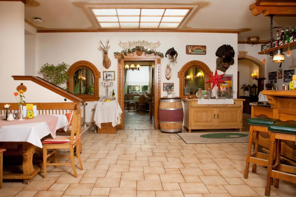 Reštaurácia alebo iné gastronomické zariadenie v ubytovaní Hubertushof Fromwald Hotel und Gasthof