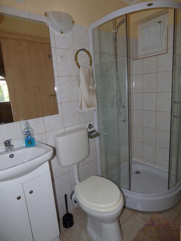Łazienka w obiekcie Vitorlás Apartmanház