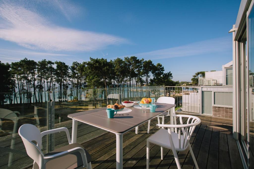 une table et des chaises sur le balcon d'une maison dans l'établissement roomAREA vivienda turistica, à L'île d'Arousa