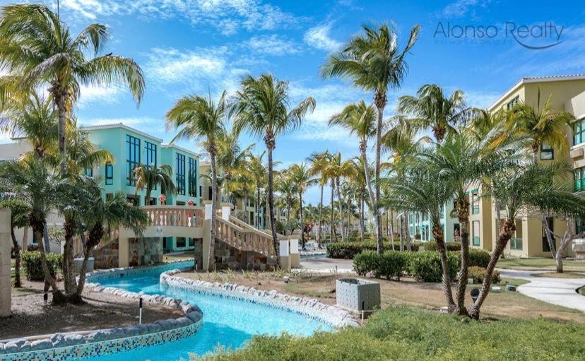 um resort com piscina e palmeiras em Aquatika Paraíso Tropical em Loiza