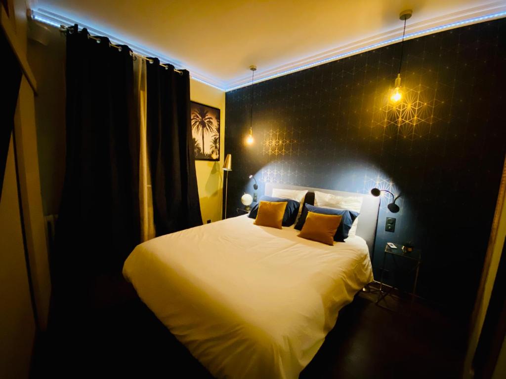 - une chambre avec un grand lit blanc et des oreillers jaunes dans l'établissement I Cannes Sleep - Centre ville au calme, à Cannes