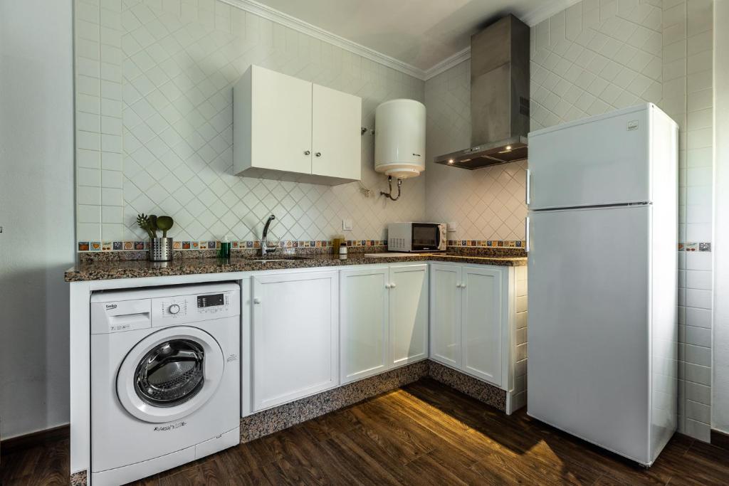 Kuchyň nebo kuchyňský kout v ubytování APARTAMENTO BOLONIA SUR A