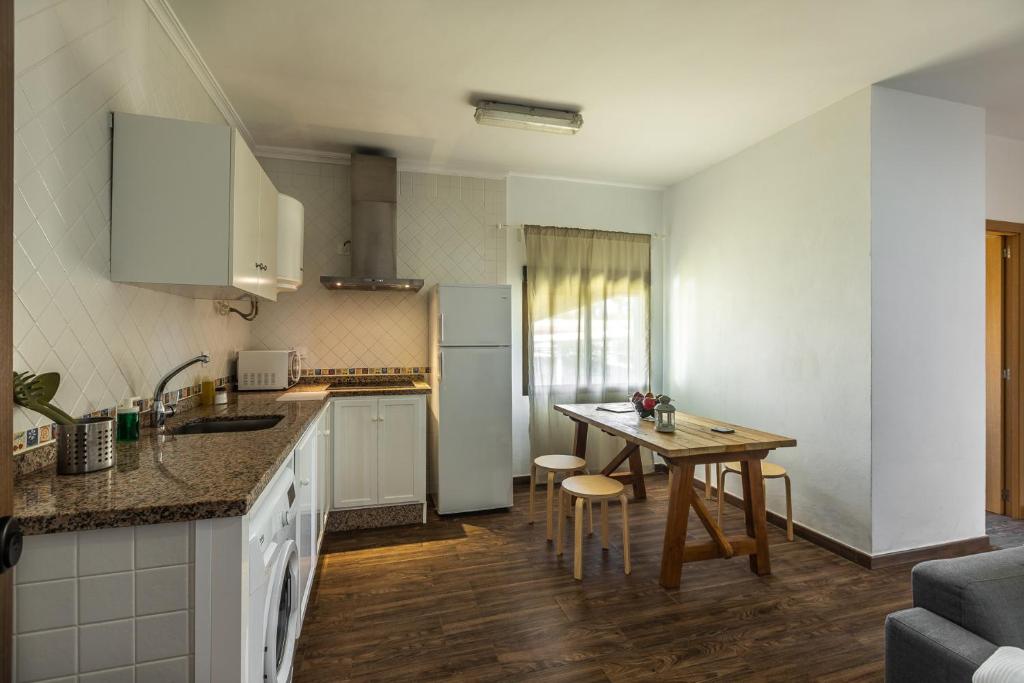 Kuchyň nebo kuchyňský kout v ubytování APARTAMENTO BOLONIA SUR A