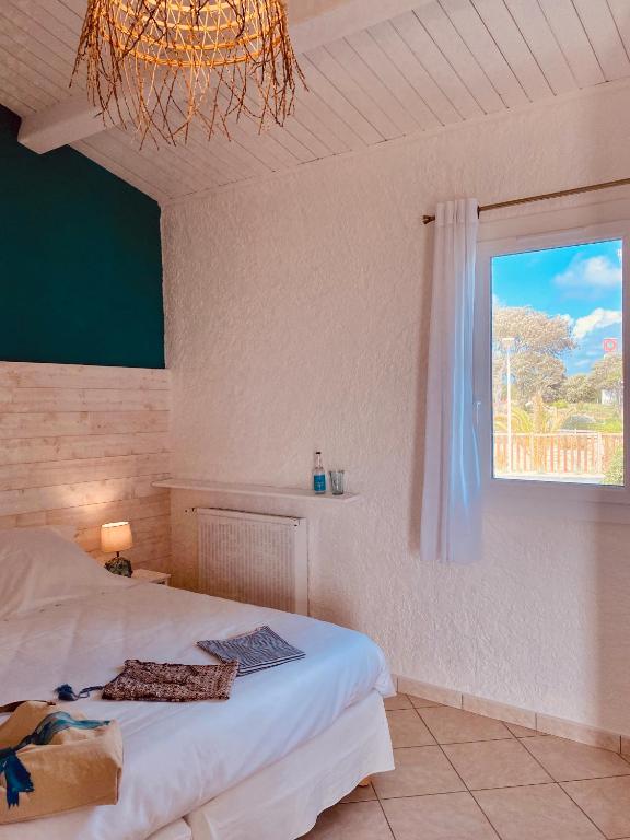 Postel nebo postele na pokoji v ubytování Hôtel Île de Lumière