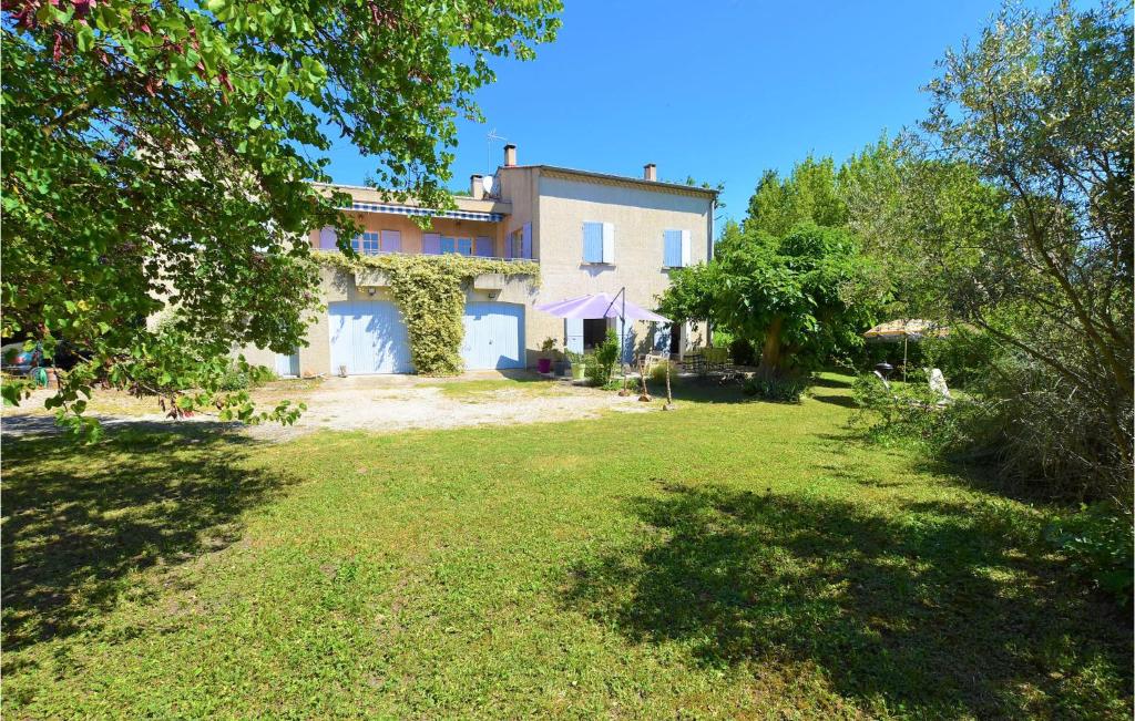 une grande maison avec une cour en face dans l'établissement Amazing Apartment In Avignon With Wifi, à Avignon
