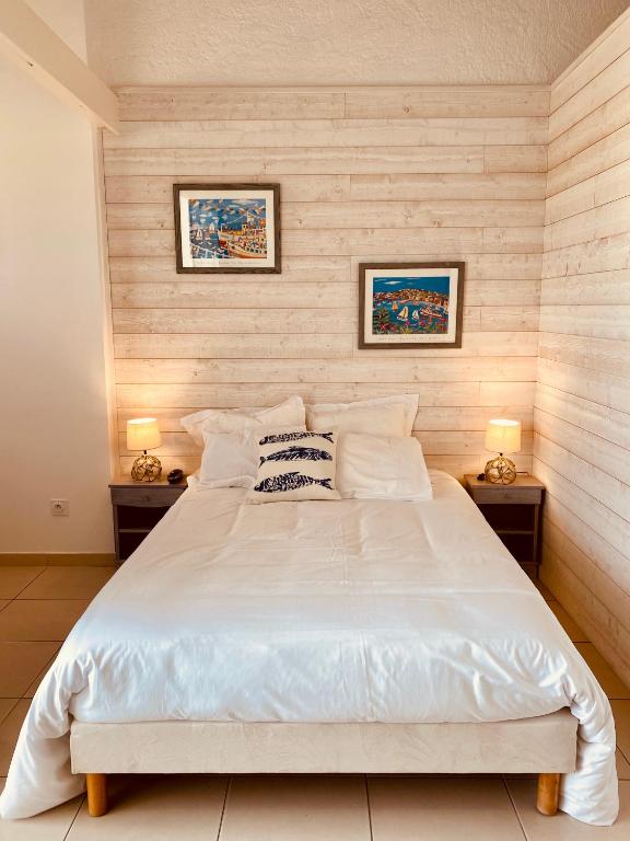 Postel nebo postele na pokoji v ubytování Hôtel Île de Lumière