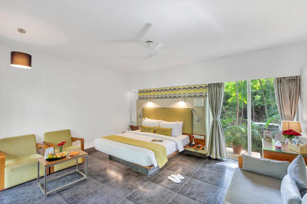 Postel nebo postele na pokoji v ubytování Club Mahindra Puducherry