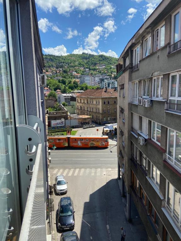 Aussicht aus einem Fenster einer Straße mit einem Bus in der Unterkunft SASE Apartment in Sarajevo