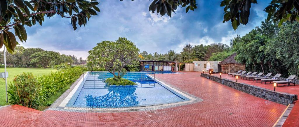 Bazén v ubytování Club Mahindra Puducherry nebo v jeho okolí