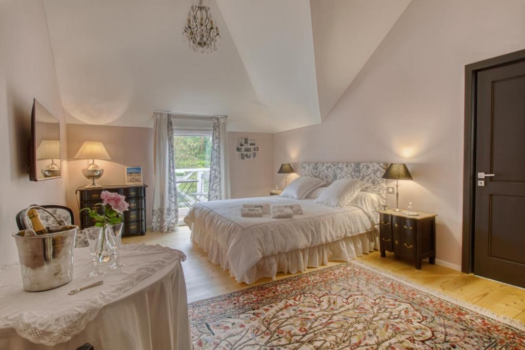 a bedroom with a large bed and a table with a table sidx sidx at Villa Vent-Couvert in Le Touquet-Paris-Plage