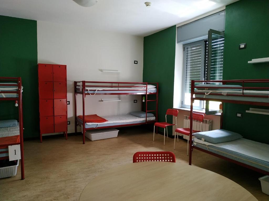 En eller flere køjesenge i et værelse på Ostello di Saronno - Malpensa Hostel