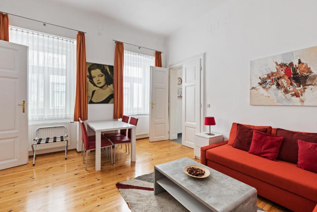 維也納的住宿－GAL Apartments Vienna，客厅配有红色的沙发和桌子