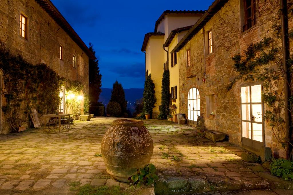 een grote vaas in het midden van een binnenplaats bij Locanda Casanuova in Figline Valdarno