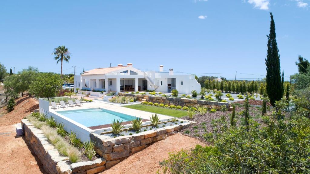 een villa met een zwembad en een huis bij Luxury Villa, Ocean View, Private Heated Pool in Ferragudo