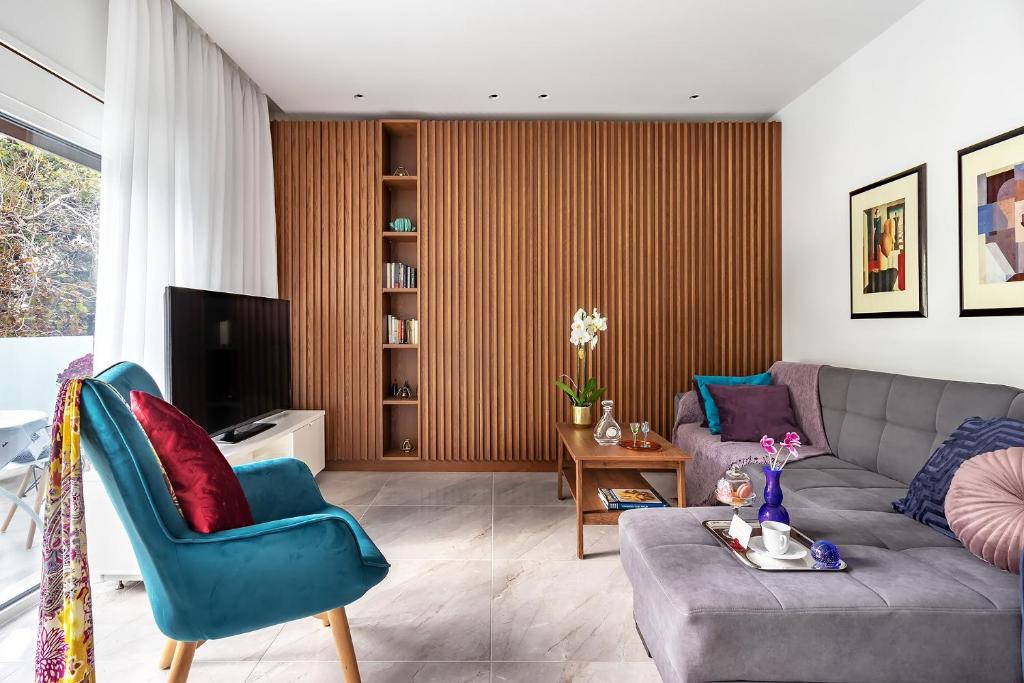 sala de estar con sofá y TV en Sia Mare City Center Apartment, Rhodes en Rodas