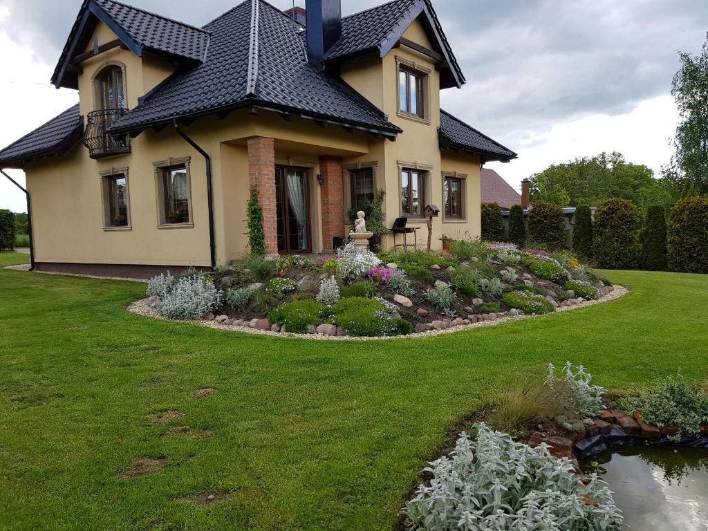 uma casa com jardim no quintal em OSTOYA em Starzyno