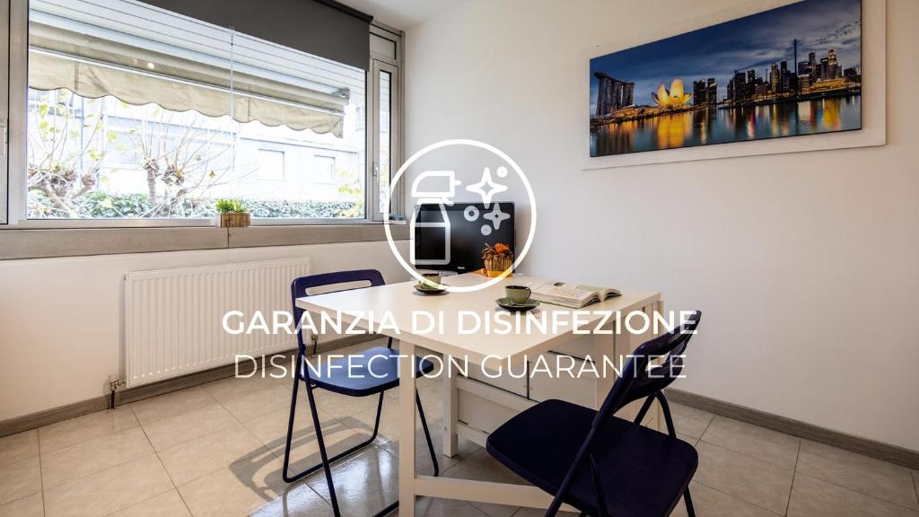 Italianway - Forni di Sotto 38 في أوديني: غرفة مع طاولة ومرآة على الحائط