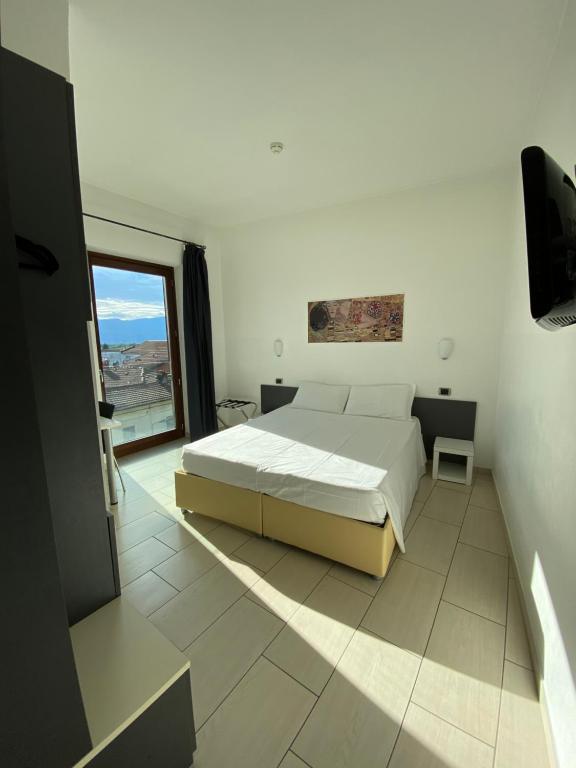TV a/nebo společenská místnost v ubytování Hotel La Locanda