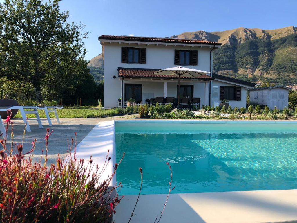 een villa met een zwembad voor een huis bij 360 views, private infinity pool, Pisa, Lucca, Florence, large garden in Casabasciana