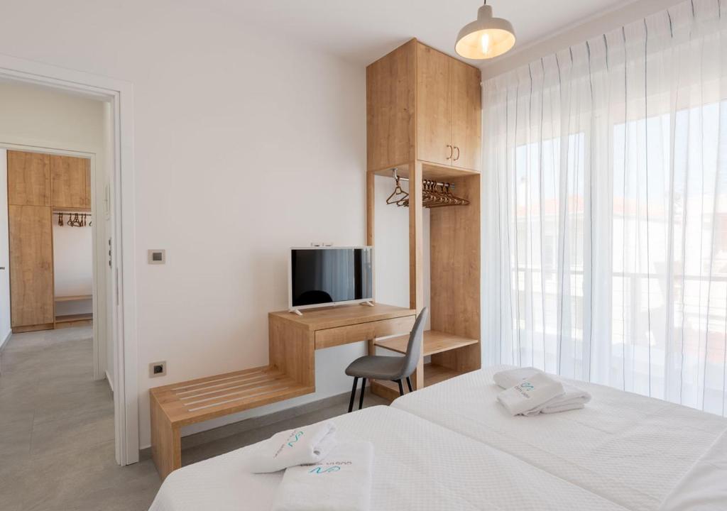 Televisyen dan/atau pusat hiburan di COSTA VASIA Seaside Suites and Apartments