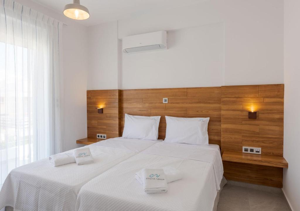 Katil atau katil-katil dalam bilik di COSTA VASIA Seaside Suites and Apartments